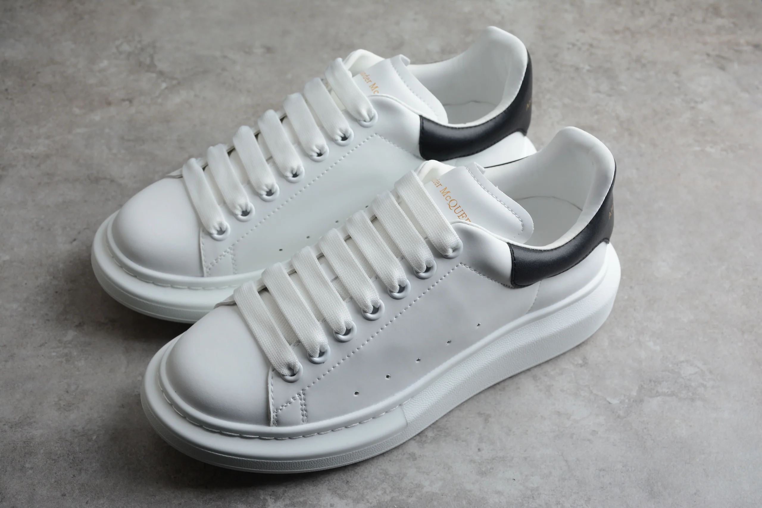 (G5) Alexander McQueen tenis bajos Oversize Talon Piel Negro - Imagen 9