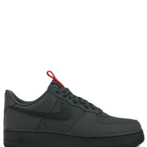 N372O NIKE AIR FORCE 1 07 ANTHRACITE BLACK UNIVERSITY RED BLACK CARBON