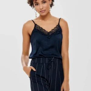 Top con detalles de encaje - Sky Capstain