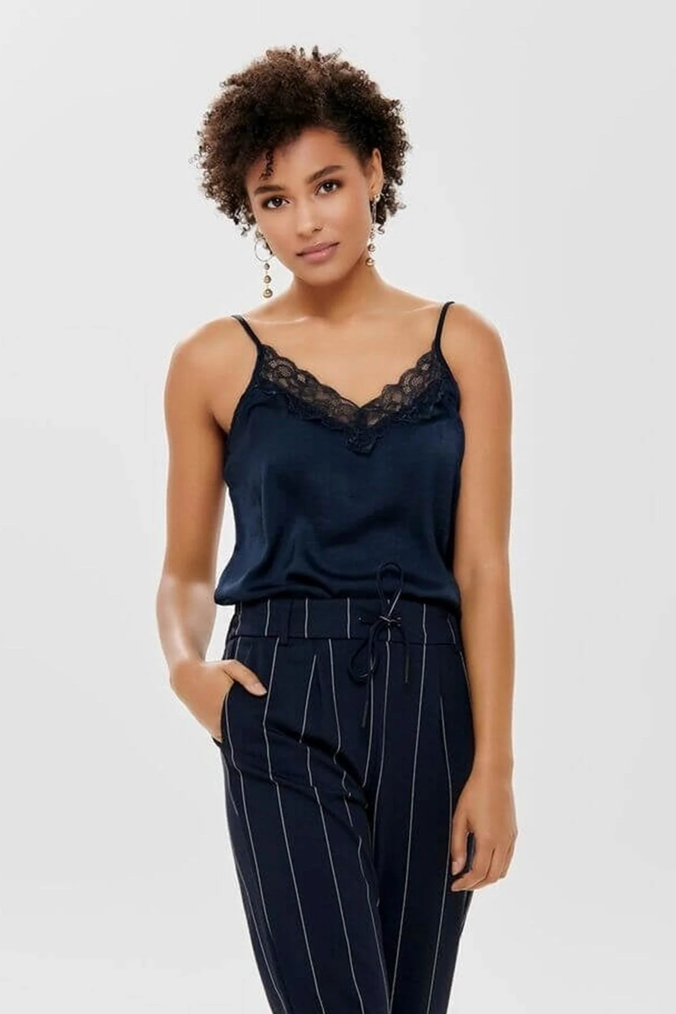 Top con detalles de encaje - Sky Capstain