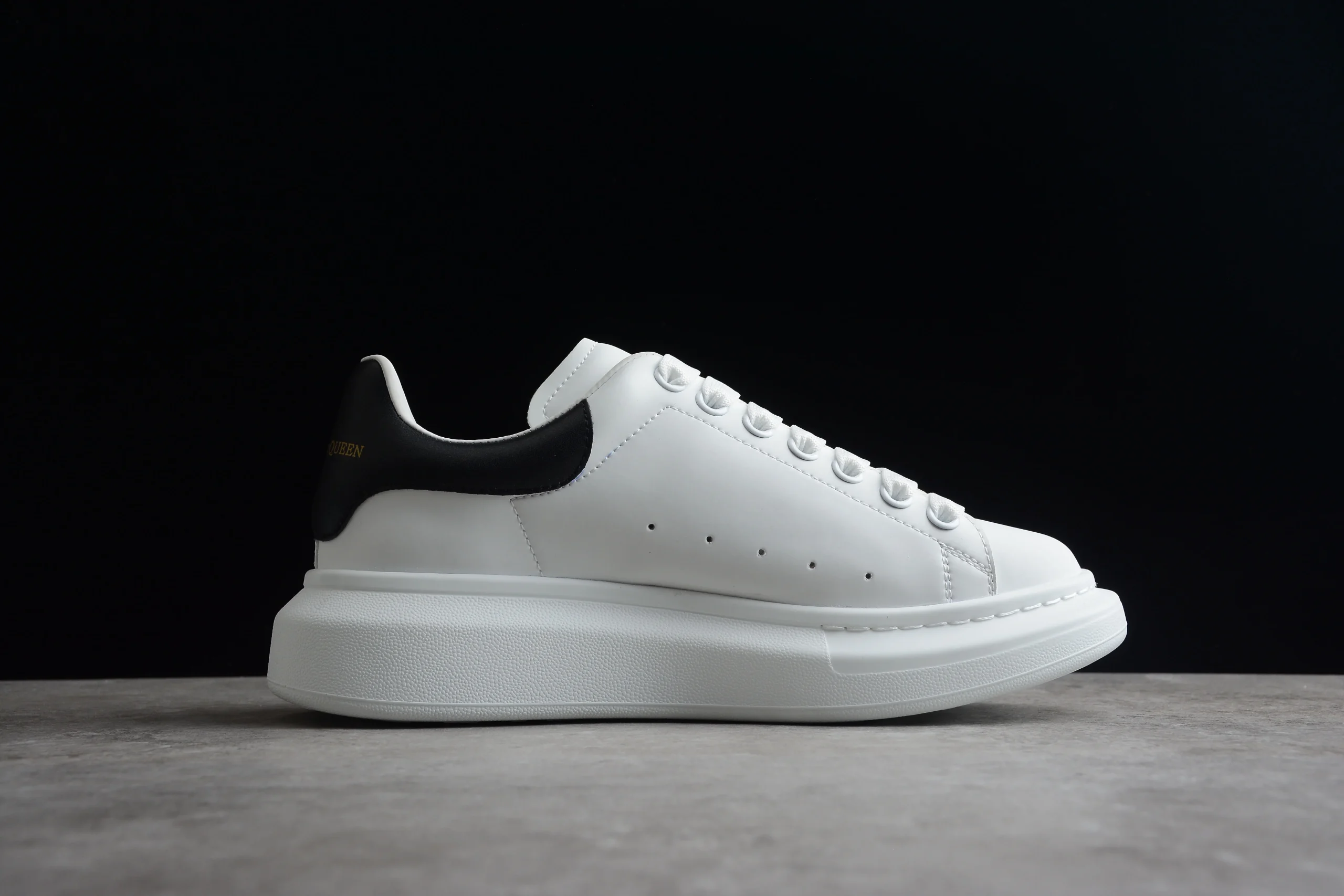 (G5) Alexander McQueen tenis bajos Oversize Talon Piel Negro - Imagen 5