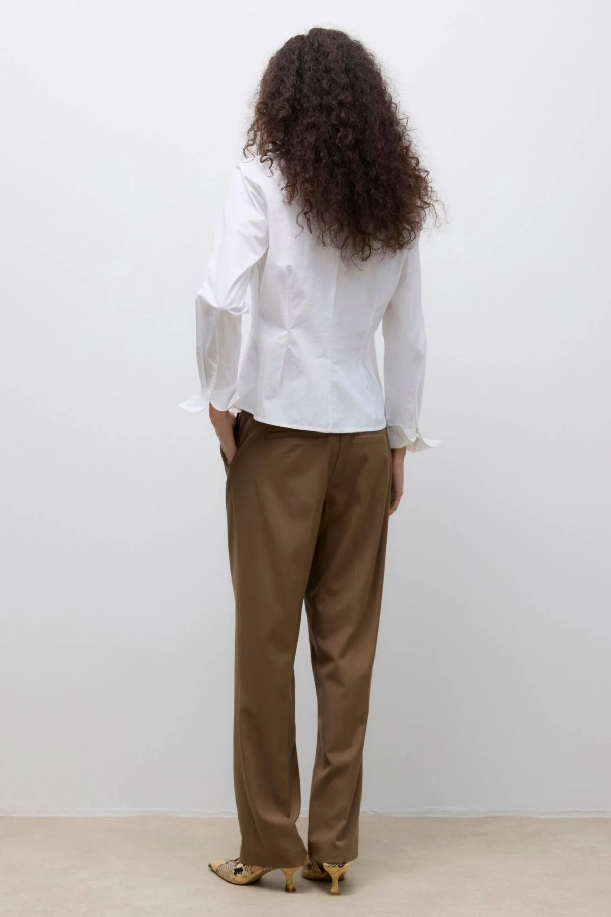 Camisa de cuello en V um - blanco brillante - Imagen 4