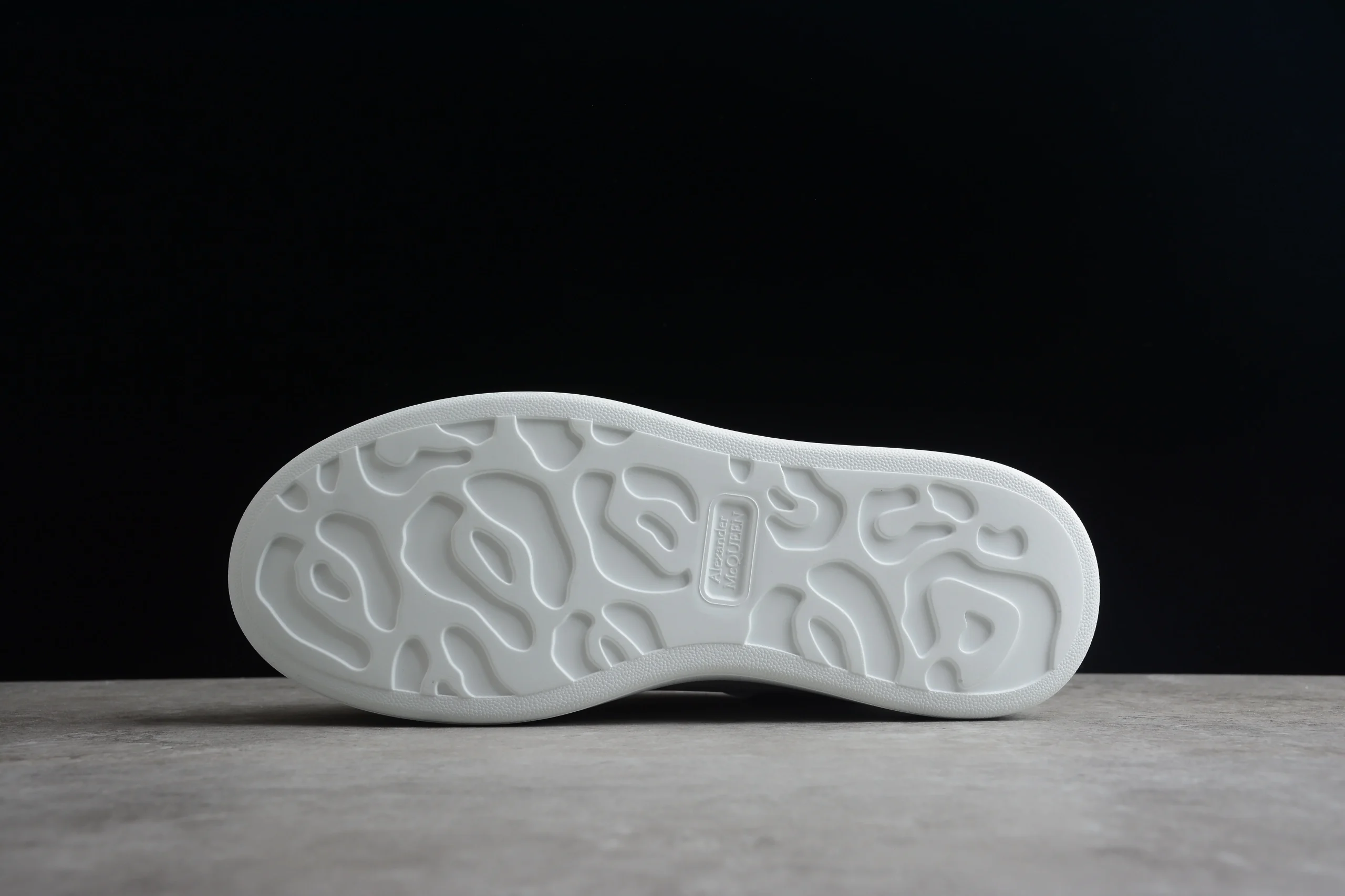 (G5) Alexander McQueen tenis bajos Oversize Talon Piel Negro - Imagen 7