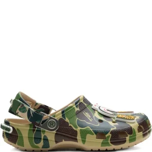 BAPE BLACK *A BATHING APE®
zuecos Classic Chai en colaboración con Crocs
