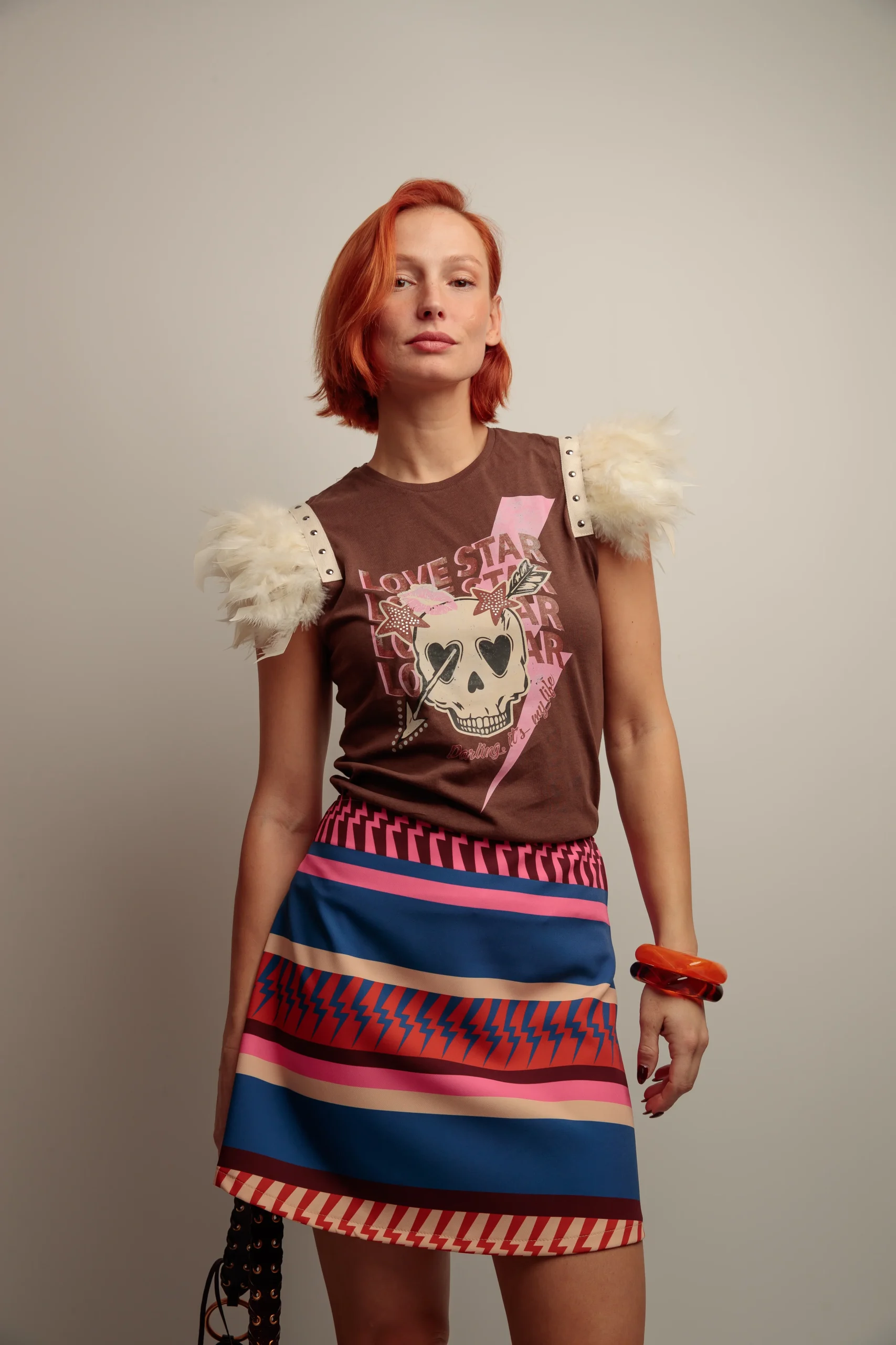 Camiseta Plumas Tachas SK Caye - Imagen 4