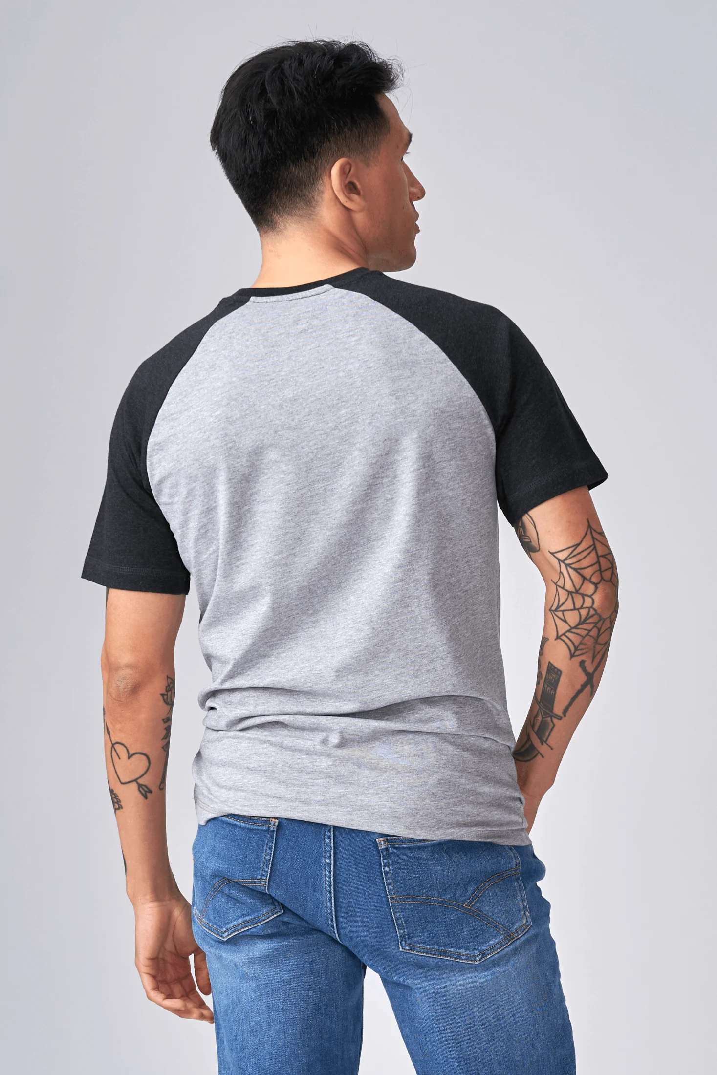 Camiseta básica de Raglan-gris negro-luz - Imagen 4