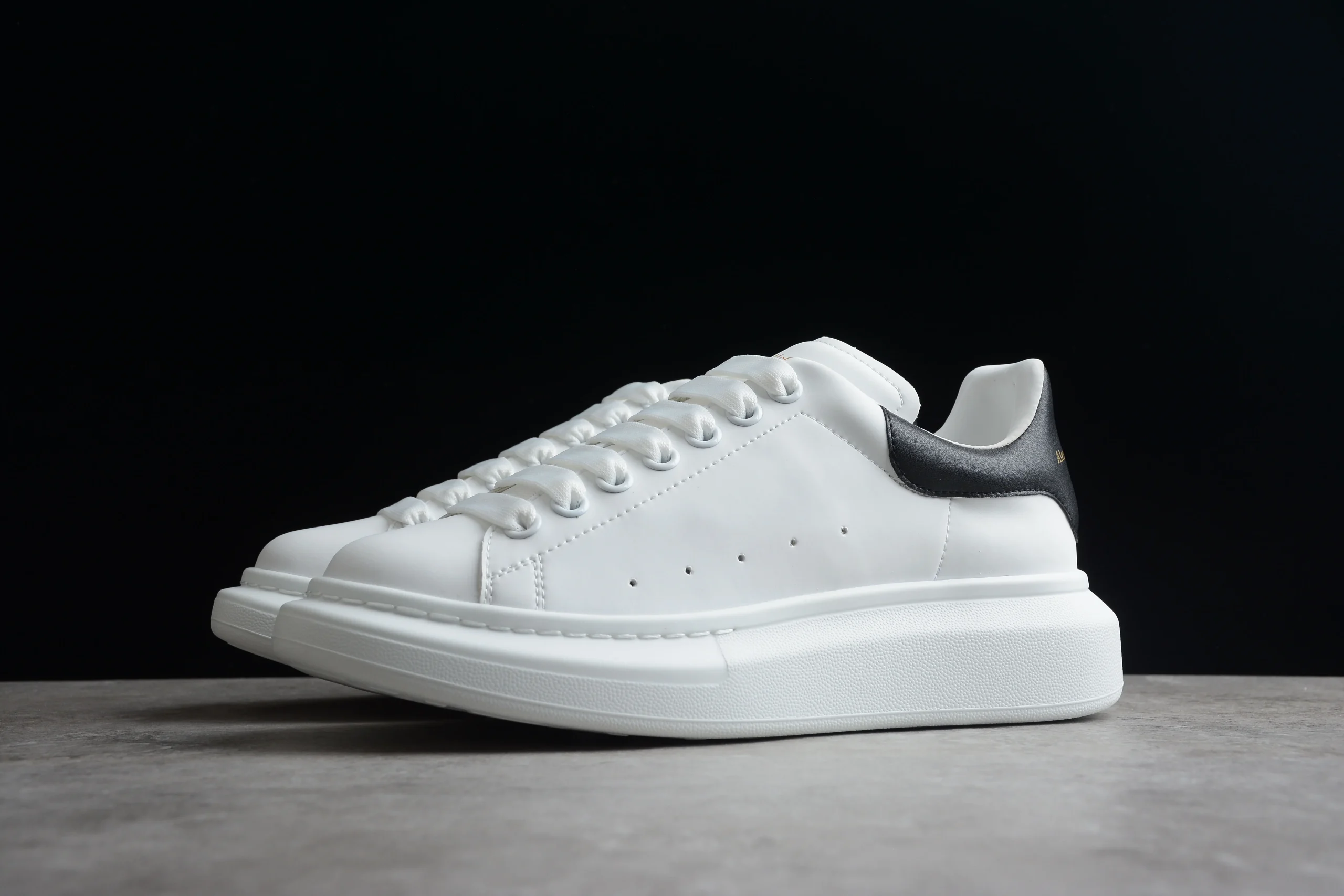 (G5) Alexander McQueen tenis bajos Oversize Talon Piel Negro - Imagen 4