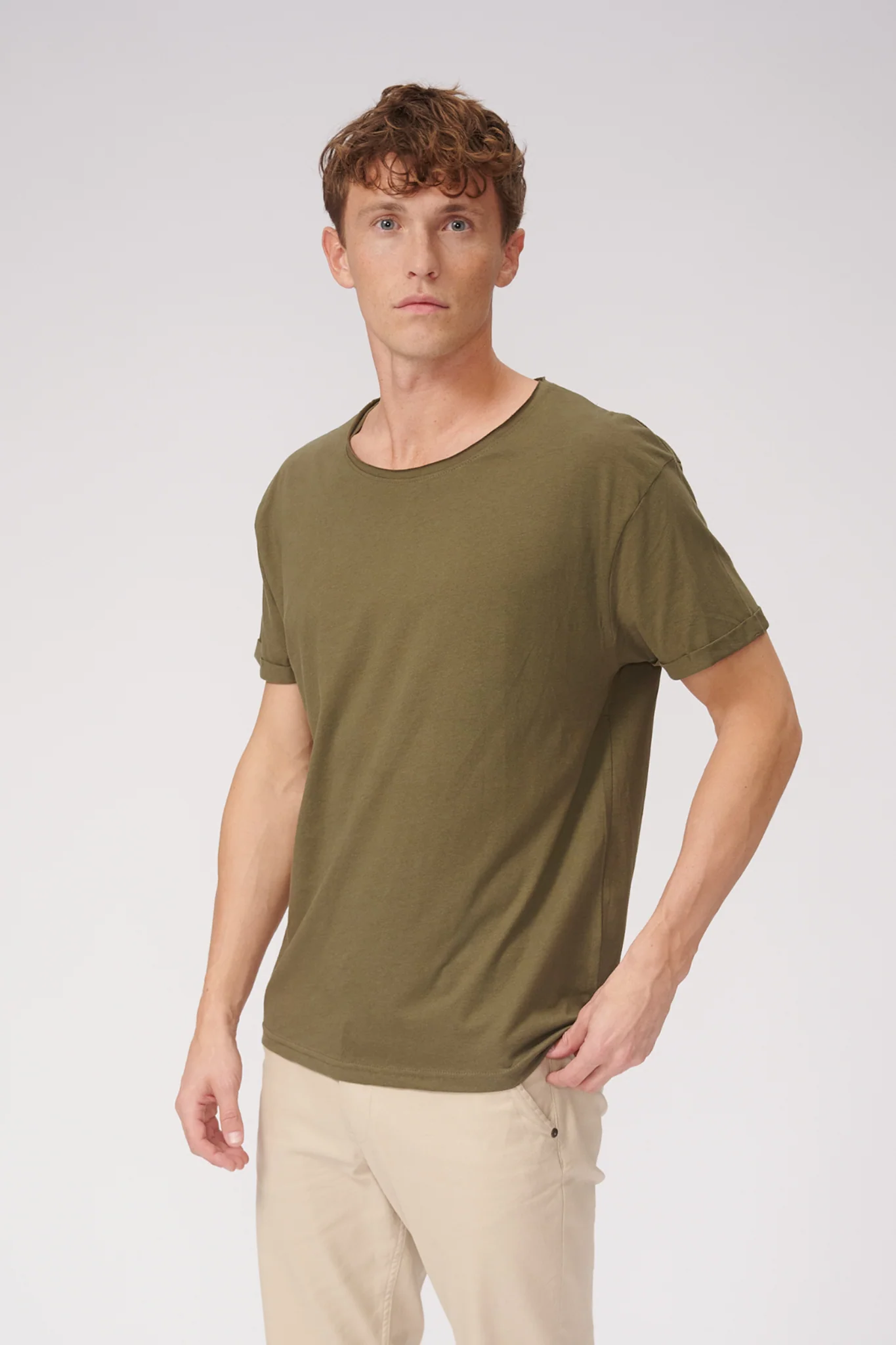 Camiseta con cuello profundo - Verde oliva - Imagen 3
